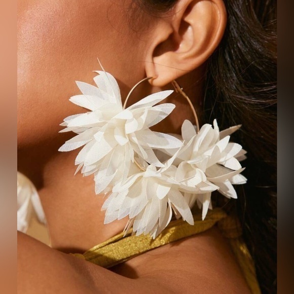 Nwt Elegant Statement Fabric Flower Gold Hoop Earrings - Off White 39$